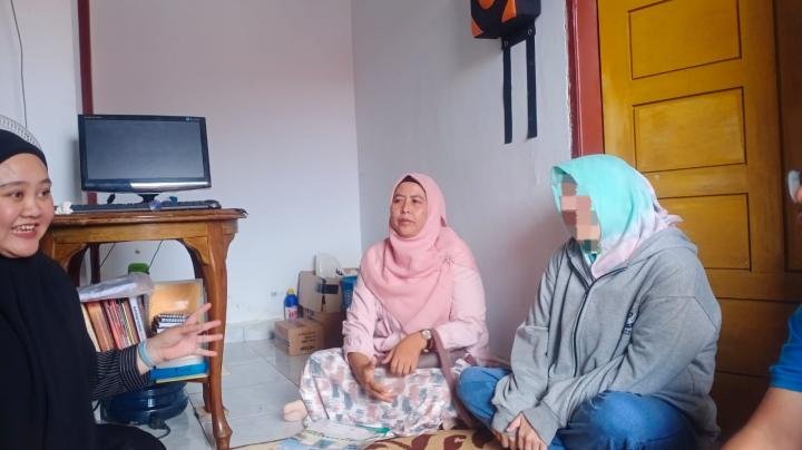Oknum Dosen dan Istri Paksa Wanita Tunanetra Makan Sisa Kuah Sate dari Tong Sampah 
