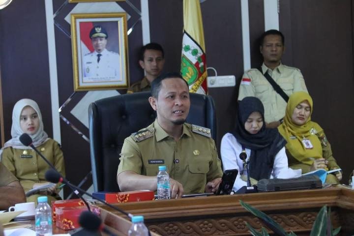Disinyalir Tak Berizin, Tiang Kabel Jaringan Semrawut di Pekanbaru Ditertibkan