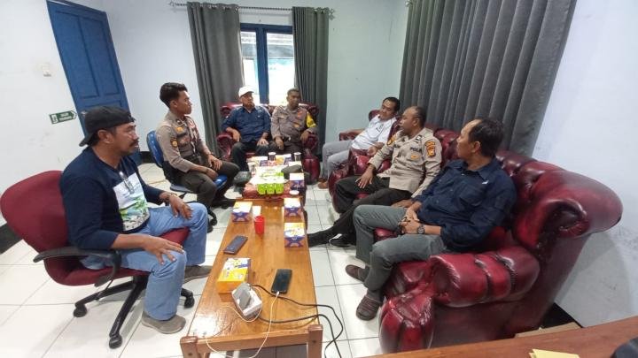 Sambangi PT Pulau Sambu, Polsek Tanah Merah Ajak Kerja Sama Sosialisasikan Pilkada Damai 2024