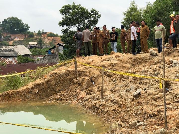 Dua Bocah Kakak Adik Ditemukan Tewas Tenggelam di Kolam Bekas Galian Tenayan Raya 