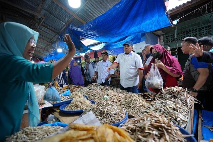 Blusukan ke Pasar Tualang, Alfedri-Husni Tawarkan Pinjaman Tanpa Bunga ke Pedagang