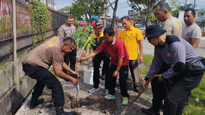 Bakti Religi Sambut Hari Bhayangkara ke-79, Polsek Sukajadi Tanam Pohon dan Bersihkan Tempat Ibadah
