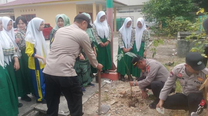 Ke SMPN 16 Pekanbaru, Polsek Sukajadi Sosialisasikan Lingkungan Hidup dan Tanam Pohon