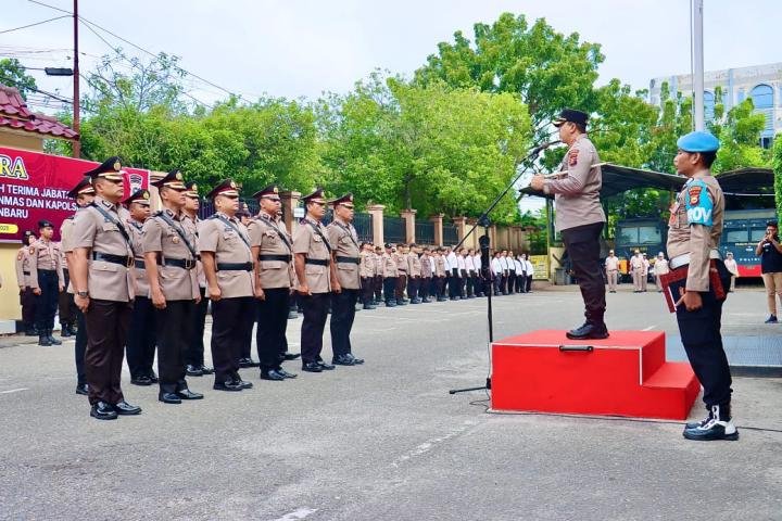 Sertijab 4 Pejabat Utama dan Kapolsek, Kapolresta Pekanbaru: Berikan Terobosan Kreatif