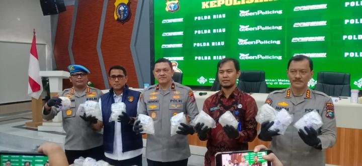 Polda Riau Sita Heroin Senilai Rp68 Miliar yang Disembunyikan di Kebun Cabe dan Sawit