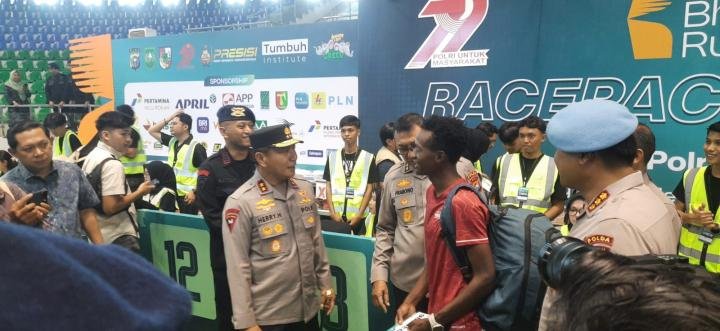 Berdialog dengan Pelari Internasional Usai Buka Pengambilan Racepack, Kapolda Riau: RBR Mendunia