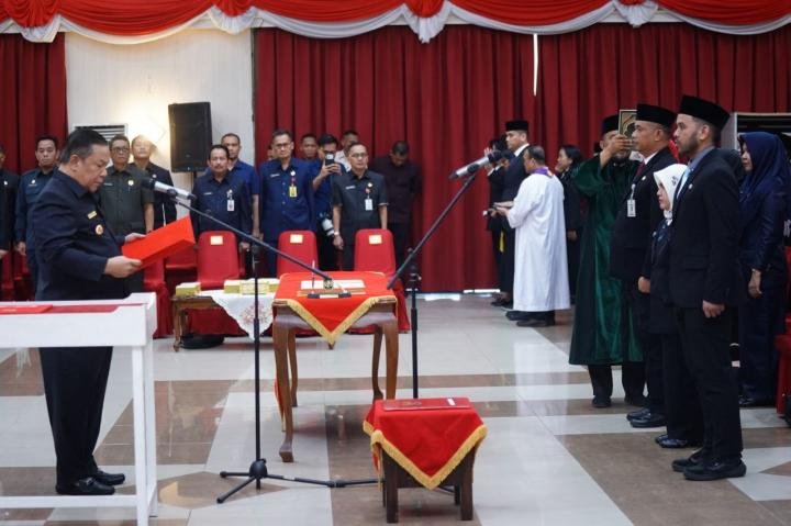 Plt Gubri Lantik 238 Pejabat Eselon III dan IV, Minta Kinerja Jangan Biasa-biasa Saja!