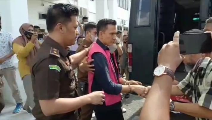 Ditetapkan Tersangka Kasus Bimtek, Kadis ESDM Riau Ditahan