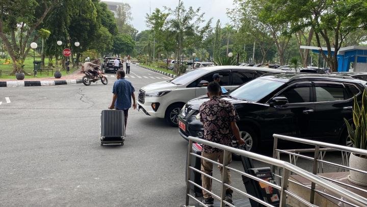 KPK Geledah Biro PBJ dan BPKAD Riau, Dijaga Ketat Polisi dan Aktivitas Kantor Tetap Normal