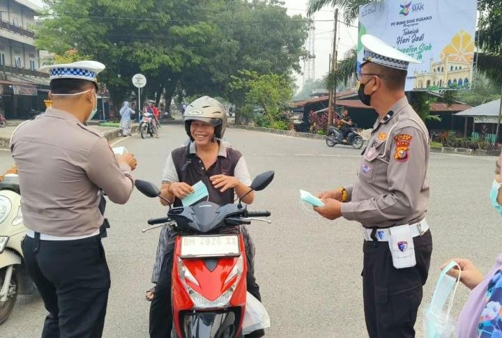 Satlantas Polres Siak dan Puskesmas Bagikan Masker, Cegah Dampak Asap Karhutla 