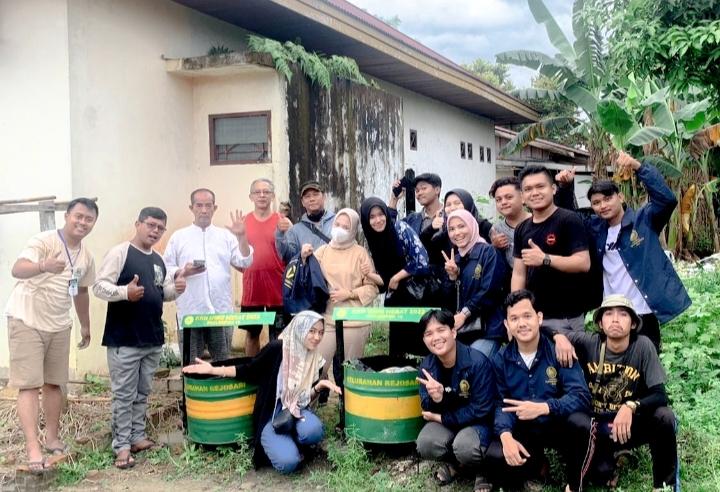 Mahasiswa KKN UMRI Sulap Tong Bekas Jadi Tempat Sampah 