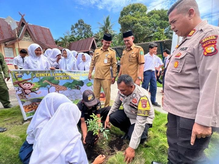 Kapolsek Rupat Tanam Bibit Pohon, Galakan Rasa Cinta Lingkungan dan Peduli Hutan