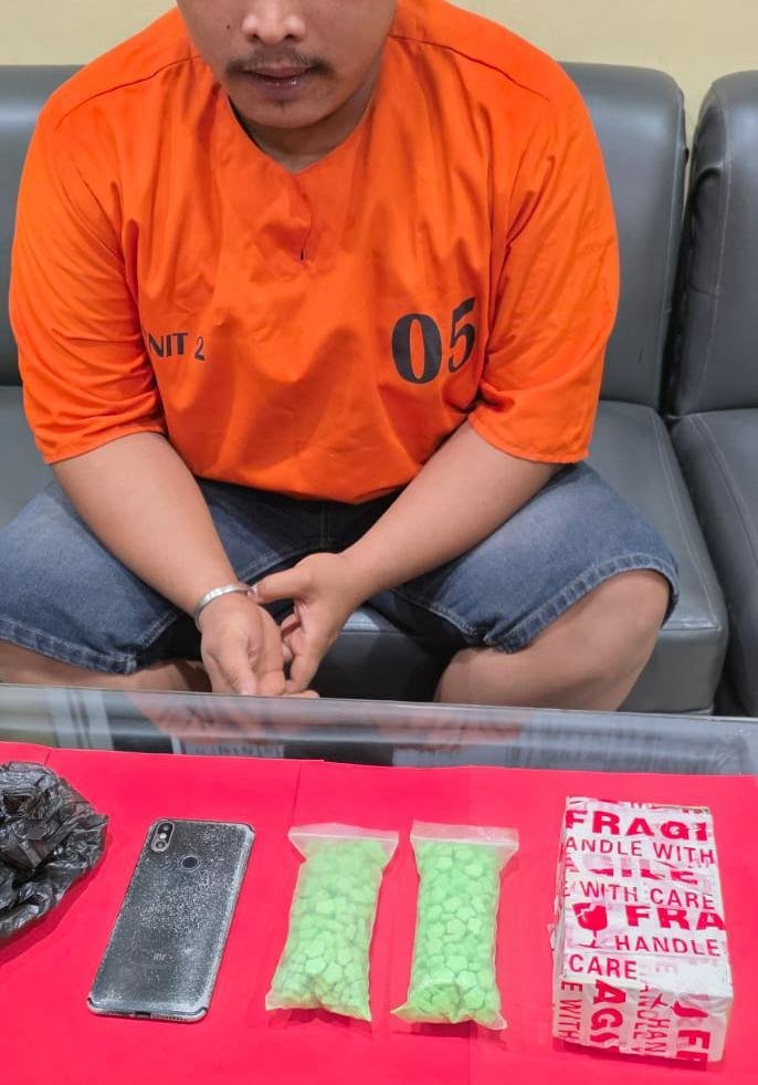 Polres Dumai Tangkap Pengedar Narkoba, Ratusan Butir Pil Ekstasi Turut Diamankan