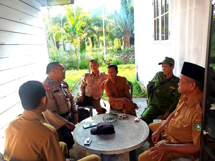 Warga Desa Sukamaju Sedang Kumpul, Diajak Ciptakan Suasana Aman dan Damai Jelang Pilkada