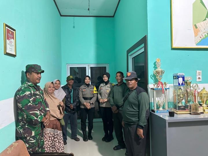 Dua Polwan Cantik Polres Bengkalis Ikut Amankan Logistik di Pulau Rupat, Wilayah Terluar Indonesia