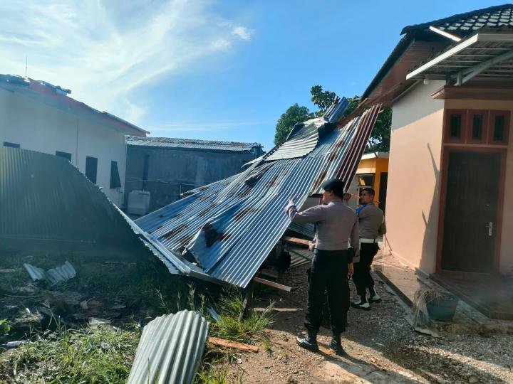 70 Rumah Diterjang Angin Kencang di Kepenuhan, Polisi Bantu Bersihkan Puing-puing