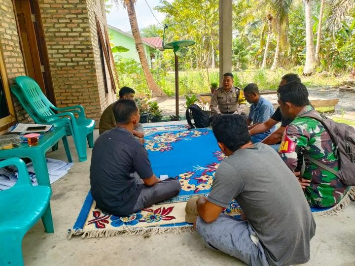 Kompak! Bhabinkamtibmas dan Babinsa Gencar Sosialisasi Pilkada di Desa Kuala Penaso