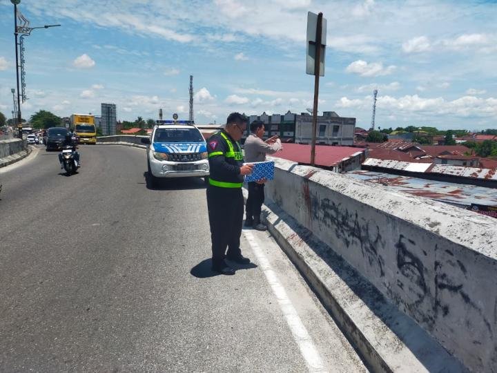 Tabrak Tembok Pembatas dan Terlempar dari Flyover, Pemotor Wanita Tewas 