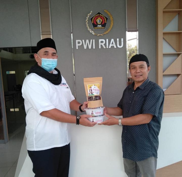 PWI Riau Bagikan 1 Ton Kurma untuk Masjid dan Mushala di Pekanbaru