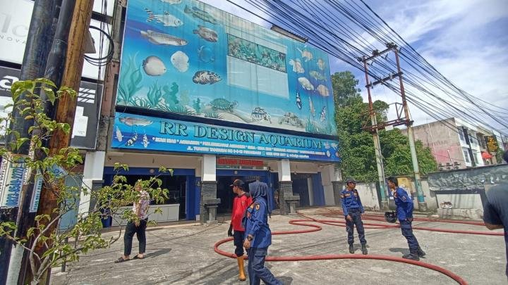 Api Muncul dari Lantai 2, Toko Akuarium Terbakar dengan Kerugian Rp200 Juta