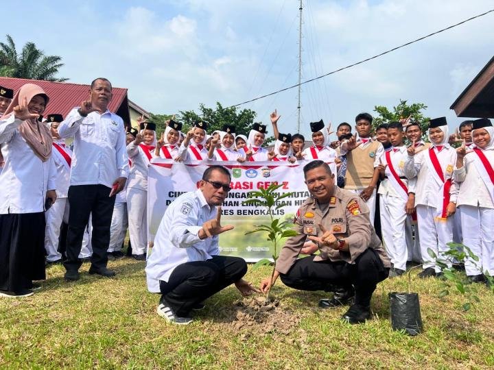 Budayakan Cinta Lingkungan, Kapolsek Rupat Bersama Guru dan Pelajar SMPN 1 Tanam Pohon
