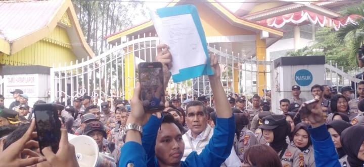 Ketua DPRD Riau Tanda Tangani Surat Delapan Tuntutan Mahasiswa, Ini Poinnya...