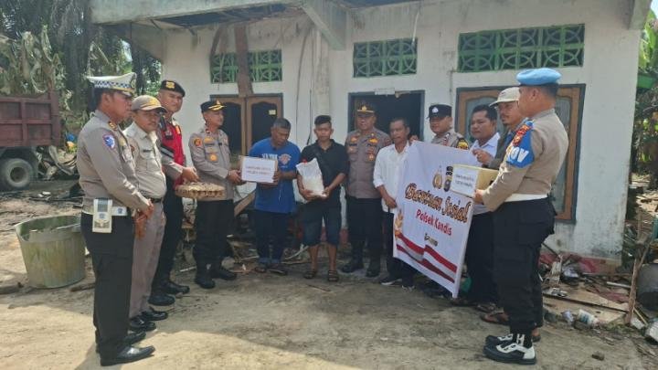 Kapolsek Kandis Berikan Bantuan kepada Korban Kebakaran, Wujud Kepedulian dan Empati