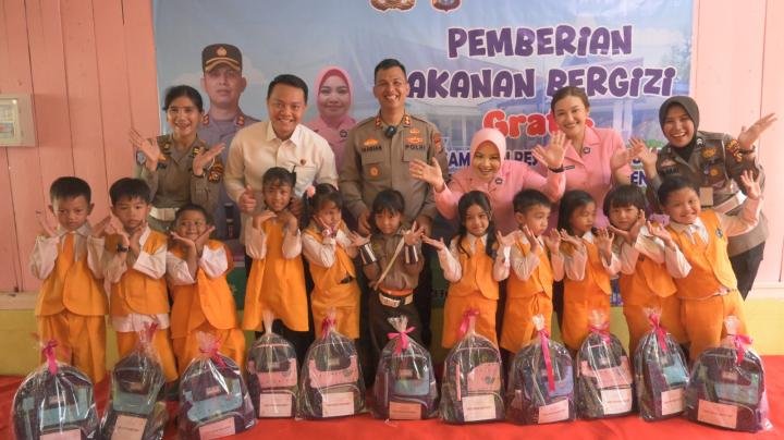 Murid TK Terima Makan Siang Bergizi Gratis dari Kapolres Inhu