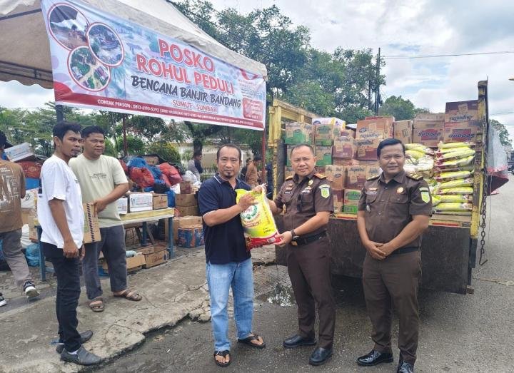 Kejari Rohul Serahkan Bantuan Kemanusiaan Korban Bencana di Aceh, Sumut dan Sumbar 