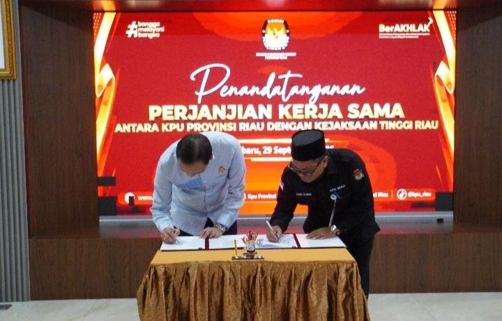 Perkuat Sinergi Kelembagaan, KPU dan Kejati Riau Teken Perjanjian Kerja Sama 