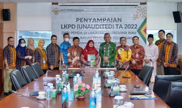 Pj Bupati Kampar Dr H Kamsol Sampaikan LKPD Tahun 2022 ke BPK Perwakilan Riau