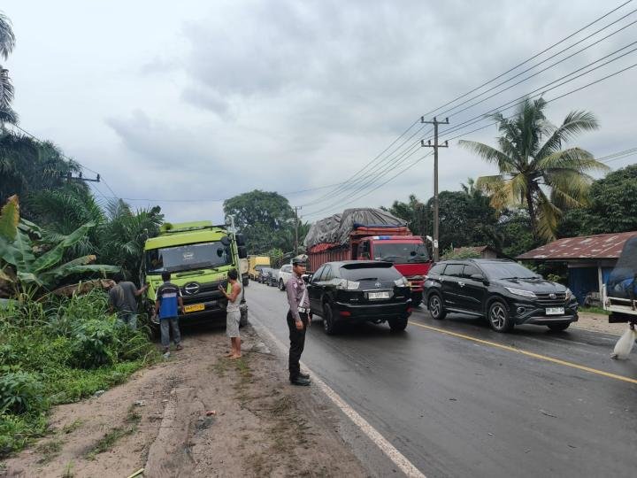 Hujan Deras Sebabkan Jalintim KM 107 Licin, Truk CPO dengan Bermuatan Kayu Tabrakan