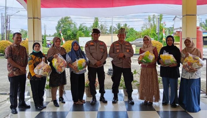 Tebar Kepedulian melalui Jumat Berkah, Kapolsek Kampar Bagikan Bansos kepada PHL
