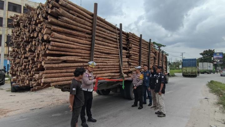 Polda Riau Intensifkan Razia ODOL, 11 Ditilang dan Satu Truk Diamankan