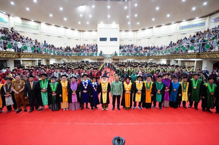 Gubri Abdul Wahid pada Wisuda UIN Suska: di Balik Toga Itu Ada Peluh, Doa, dan Perjuangan