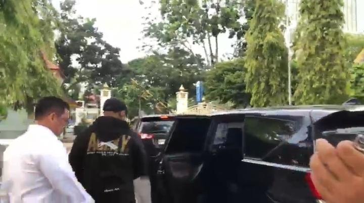 KPK Bawa Sekdaprov dan Kabag Protokol Usai Geledah Kantor Gubernur Riau