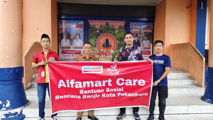 Respons Siaga Darurat, Alfamart Salurkan Bantuan untuk Korban Banjir di Pekanbaru 