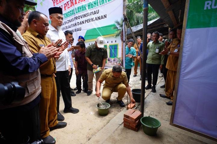 Gubernur Riau Letakkan Batu Pertama RTLH untuk Nelayan: Laporkan Jika Penerima Tidak Sesuai