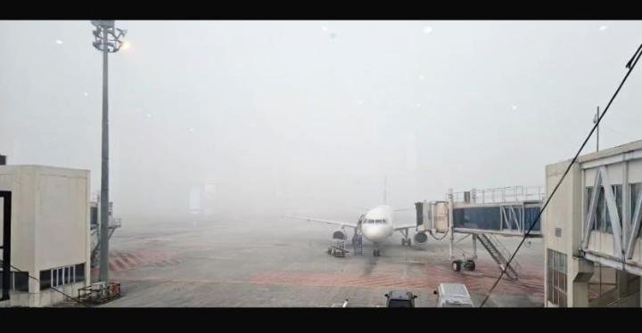 Kabut Tebal: Jarak Pandang di Bandara SSK II hingga 100 Meter, Delay Tiga Penerbangan