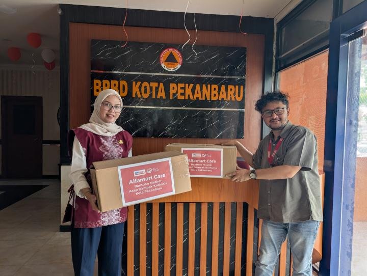 Peduli Dampak Asap Karhutla, Alfamart Pekanbaru Salurkan 1.500 Masker