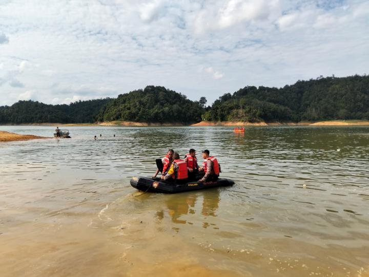 Kasat Samapta Ikut Mencari Korban Tenggelam di Danau Rusa 