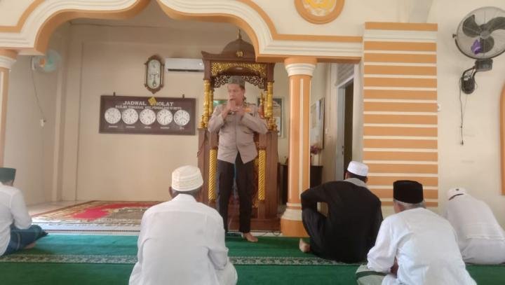 Ciptakan Pilkada Aman, Personel Polsek Rokan IV Koto Cooling System dengan Jamaah Masjid