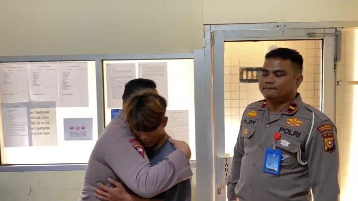 Terobos Lampu Merah dan Tabrak Pemotor, Anggota Brimob Nyaris Diamuk Warga