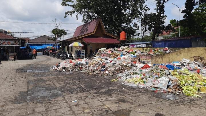 Pengangkutan Tersendat, Sampah Berserakan di TPS Timbulkan Bau Busuk 