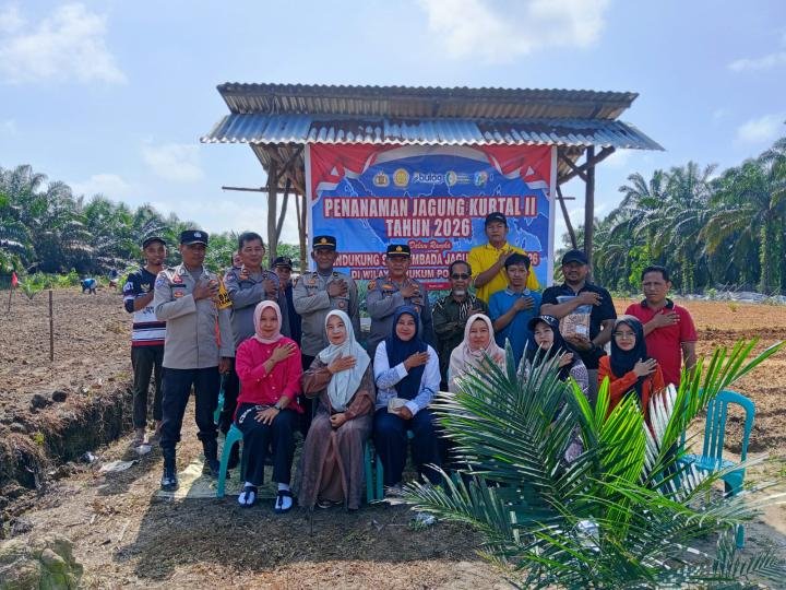 Dukung Program Ketahanan Pangan, Polsek Kampar Tanam Bibit Jagung Pipil di Desa Sendayan