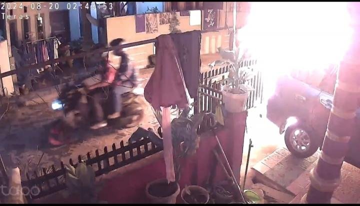 Dua Pelaku Pembakar Mobil Supervisor PT PTSI di Pelalawan Terekam CCTV