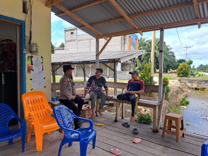 Ngobrol Santai dengan Warga, Bhabinkamtibmas Polsek Rupat Ajak Masyarakat Sukseskan Pilkada 