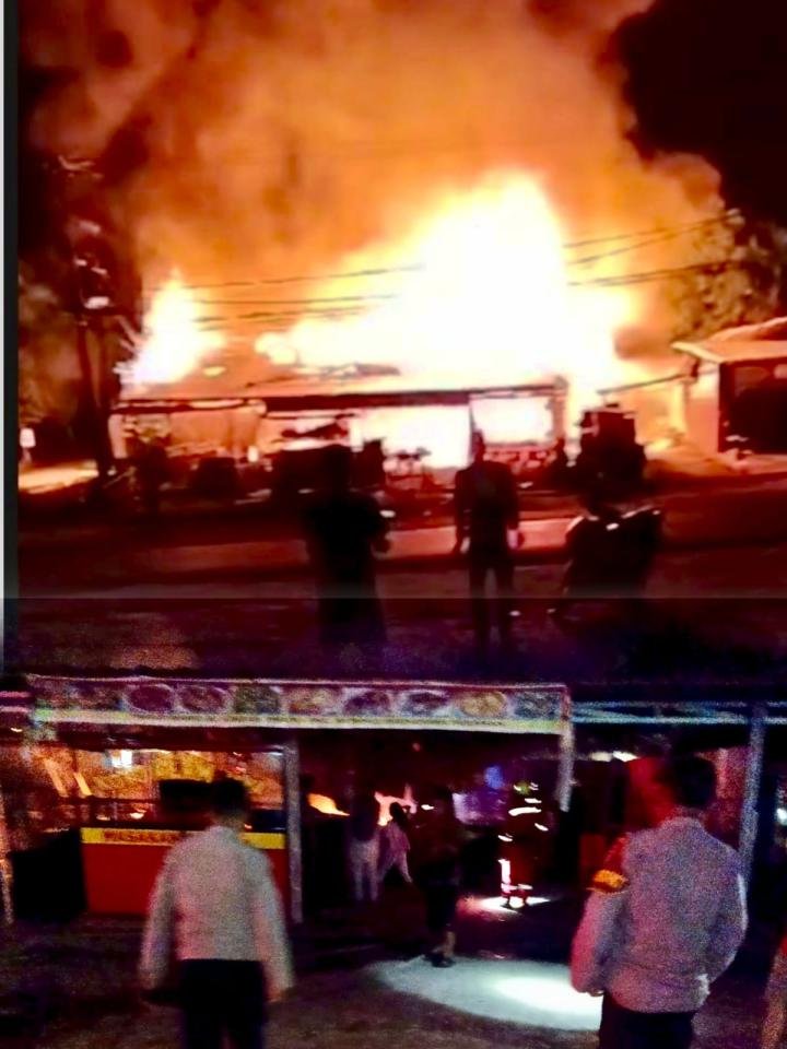 Hanya Satu Jam, Rumah Makan Ampera Koto Alam Jaya Ludes Terbakar