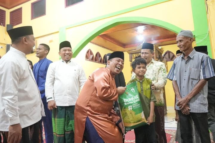 Safari Ramadhan Pertama, Wabup Husni Merza Serahkan Bantuan Anak Yatim dan Paket Ramadhan Bahagia Ba
