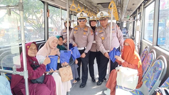 Ditlantas Polda Riau Edukasi Penumpang Busway Melalui Polantas Menyapa dan Green Policing
